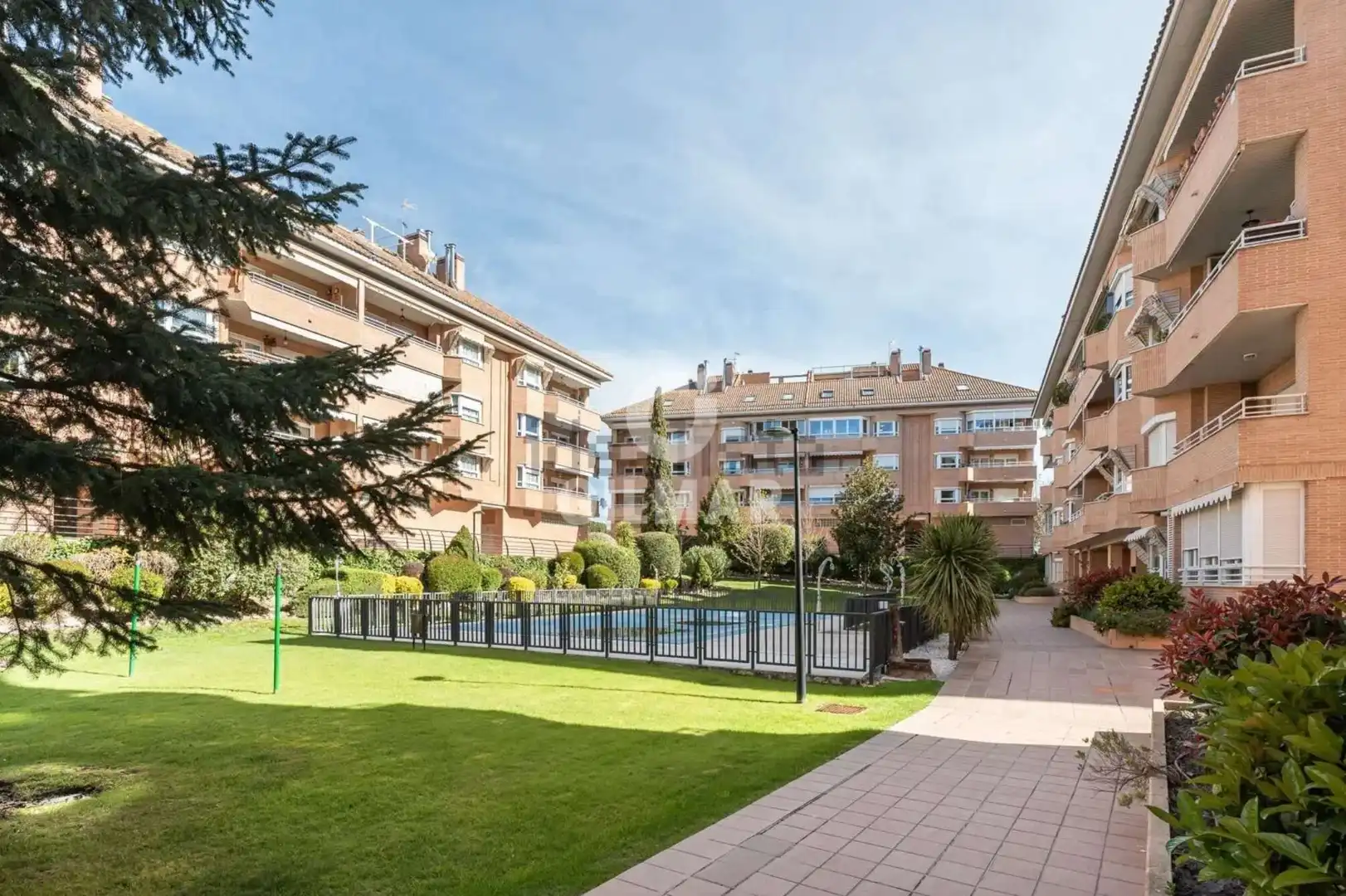 Vista exterior de Pis en venda en Boadilla del Monte amb Calefacció, Jardí privat i Traster