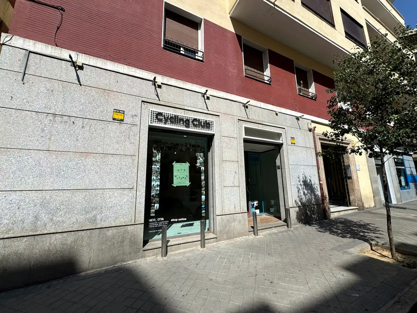 Vista exterior de Local en venda en Madrid amb Calefacció
