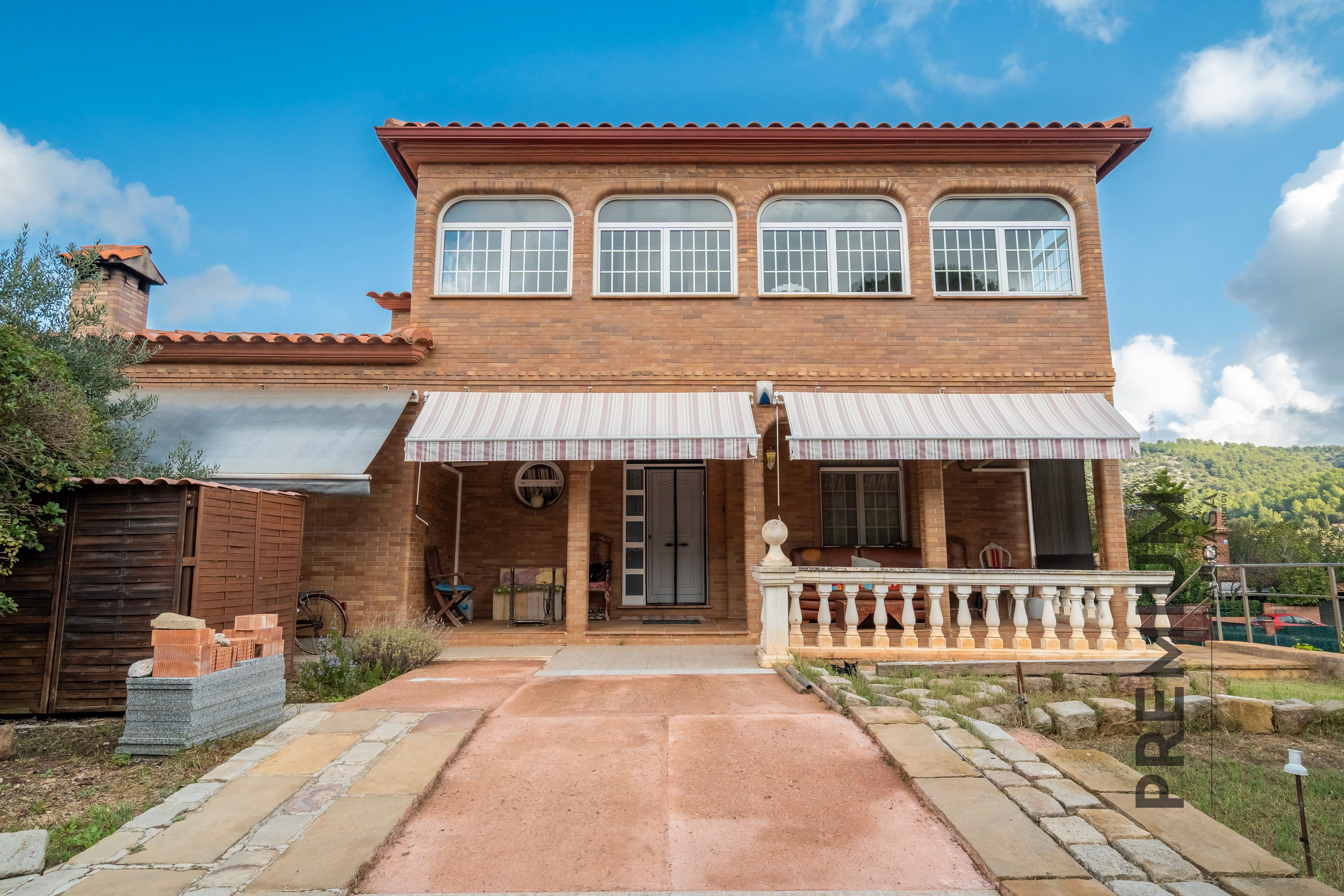 Vista exterior de Casa o xalet en venda en Begues amb Aire condicionat, Calefacció i Terrassa