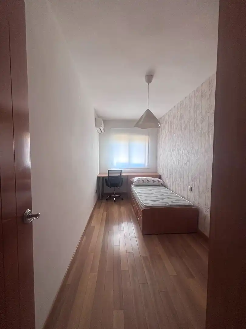 Habitación de Piso de alquiler en Granada con Terraza y Amueblado
