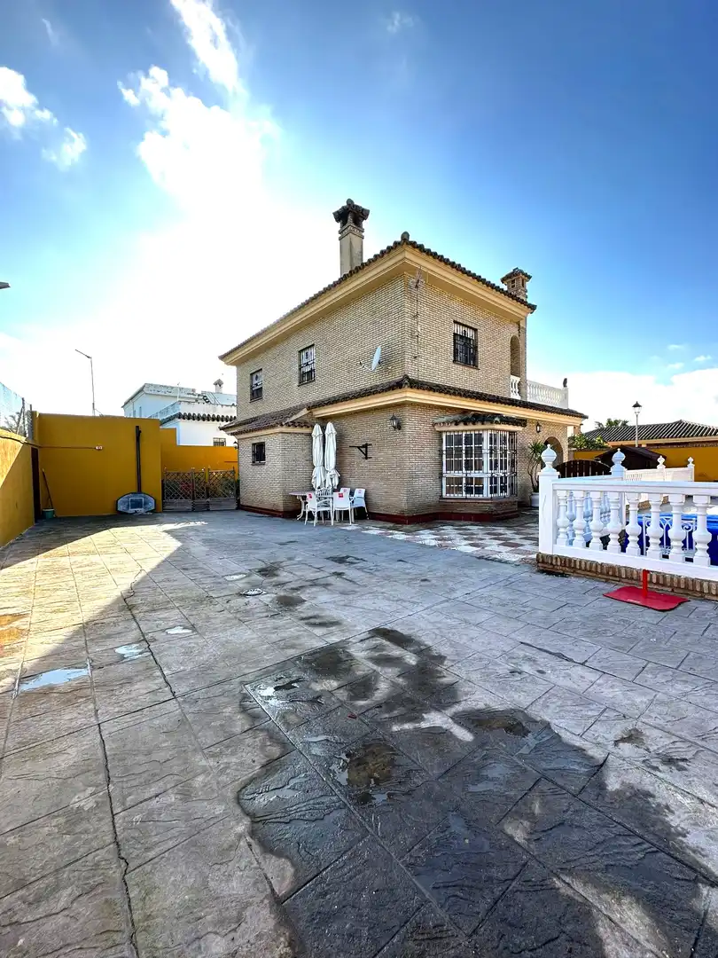 Vista exterior de Casa o xalet en venda en El Puerto de Santa María amb Aire condicionat, Jardí privat i Terrassa