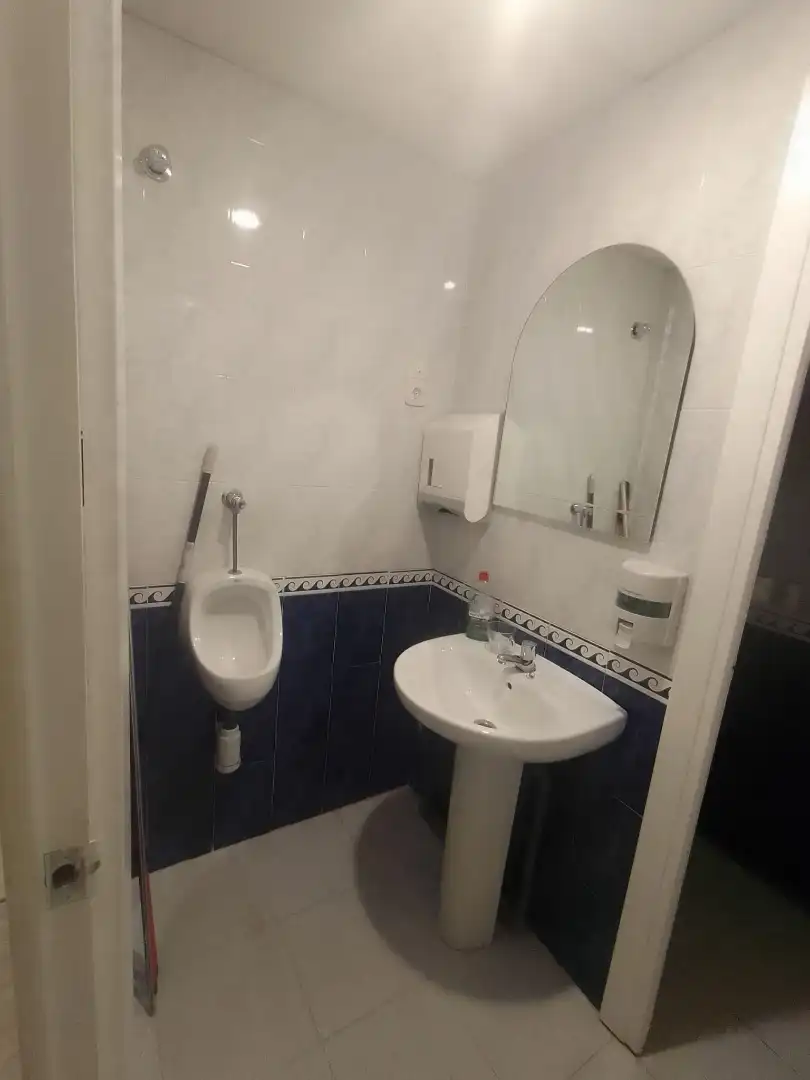 Baño de Local de alquiler en Zaragoza con Aire acondicionado, Calefacción y Parquet