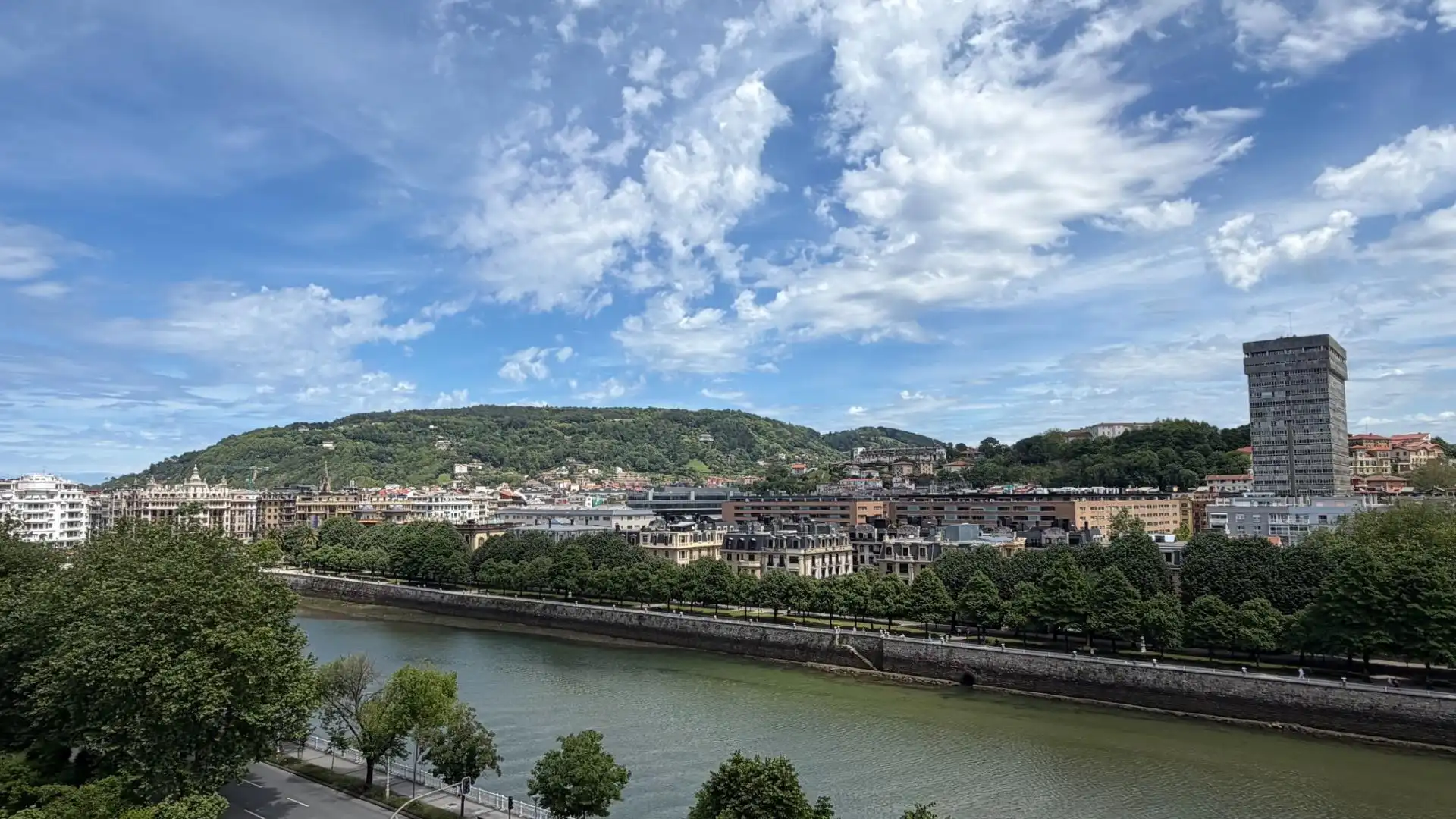 Vista exterior de Dúplex en venda en Donostia - San Sebastián  amb Calefacció, Terrassa i Traster