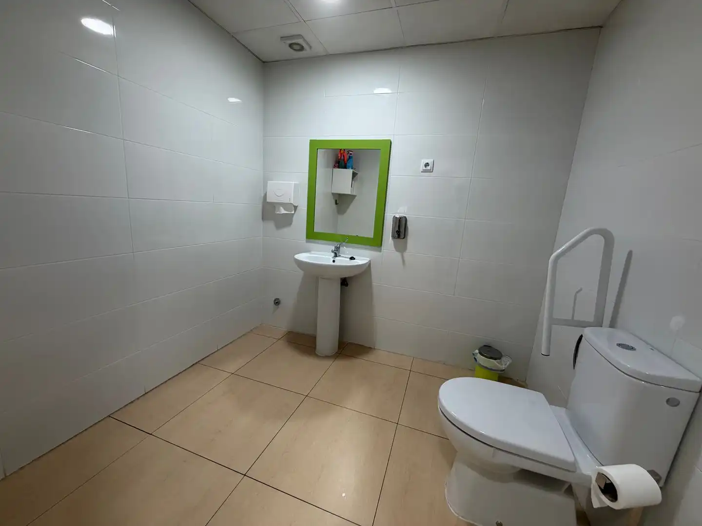 Bathroom of Commercial properties for sale in Alcorcón  with Air Conditioner