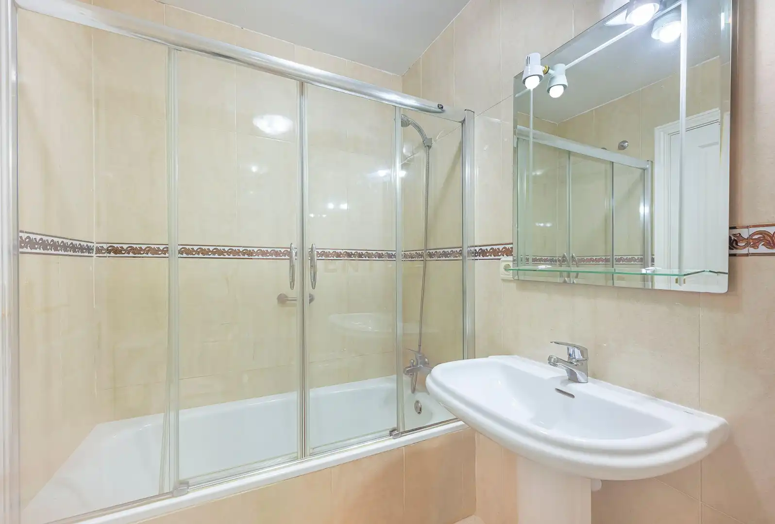 Baño de Casa adosada en venta en Estepona con Aire acondicionado, Trastero y Piscina comunitaria