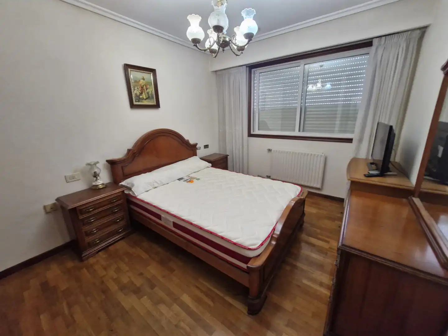 Dormitori de Pis de lloguer en Ourense Capital  amb Calefacció, Parquet i Moblat