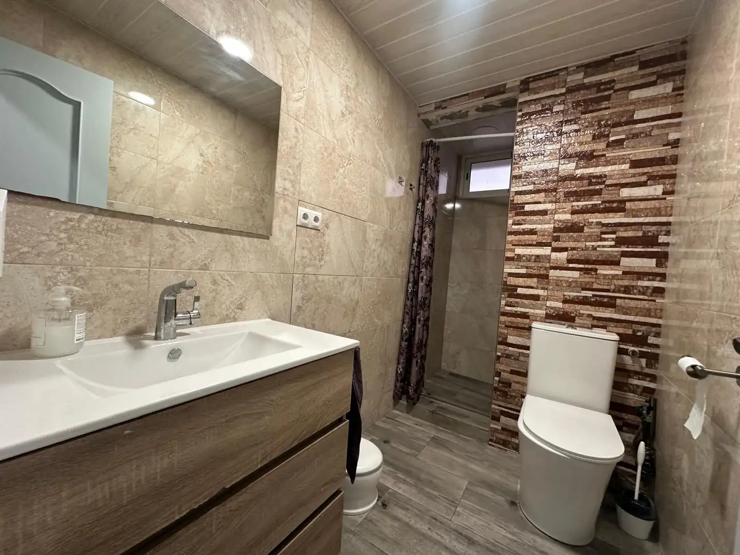 Bathroom of Flat for sale in Sevilla  with Air Conditioner and Furnished
