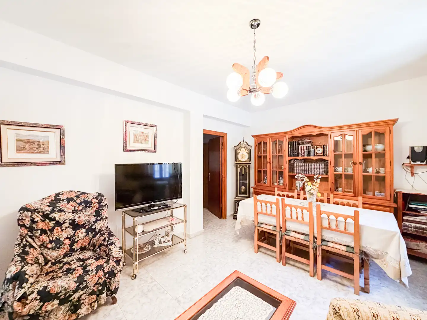 Sala d'estar de Casa o xalet en venda en Baza amb Calefacció, Moblat i Forn