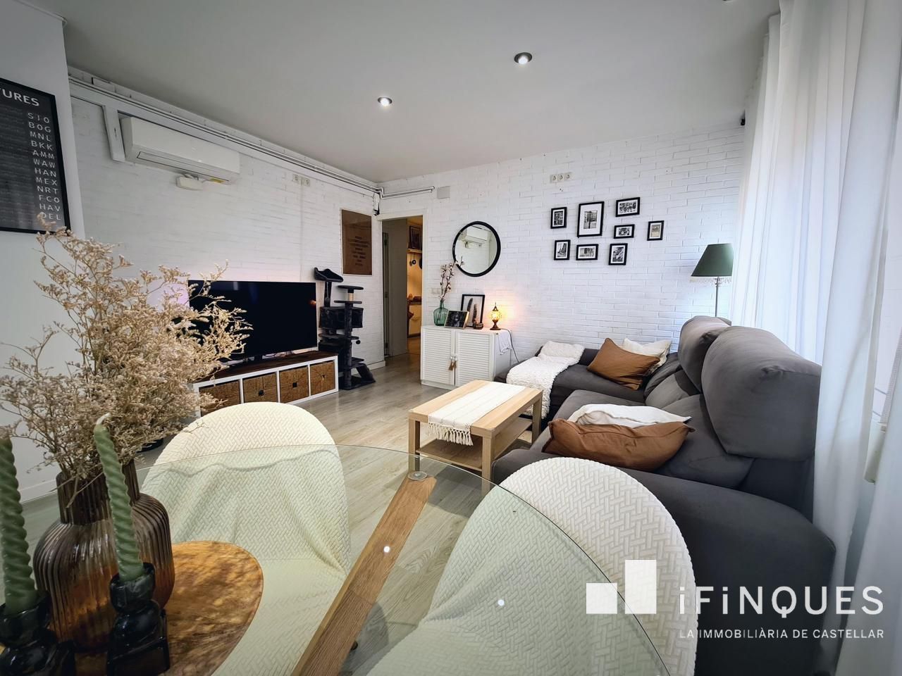 Living room of Flat for sale in Castellar del Vallès  with Air Conditioner, Heating and Parquet flooring