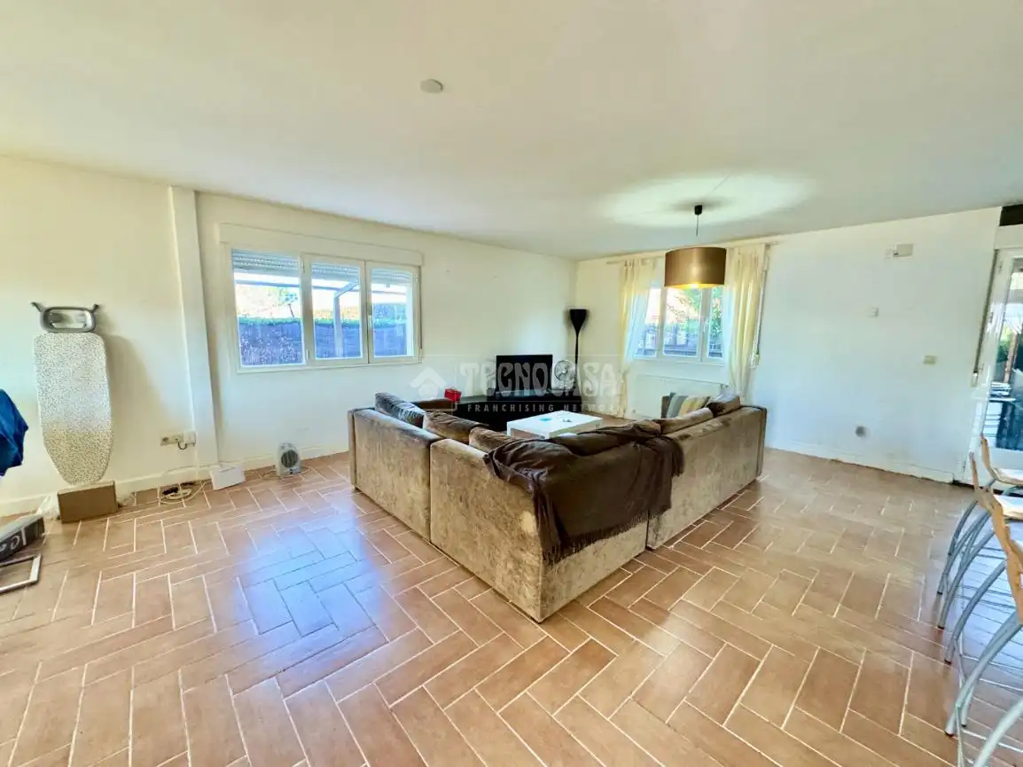 Sala de estar de Casa adosada en venta en Yunquera de Henares con Aire acondicionado y Calefacción