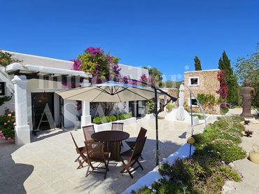 Landhaus mit Pool zum Verkauf in Santa Eulària