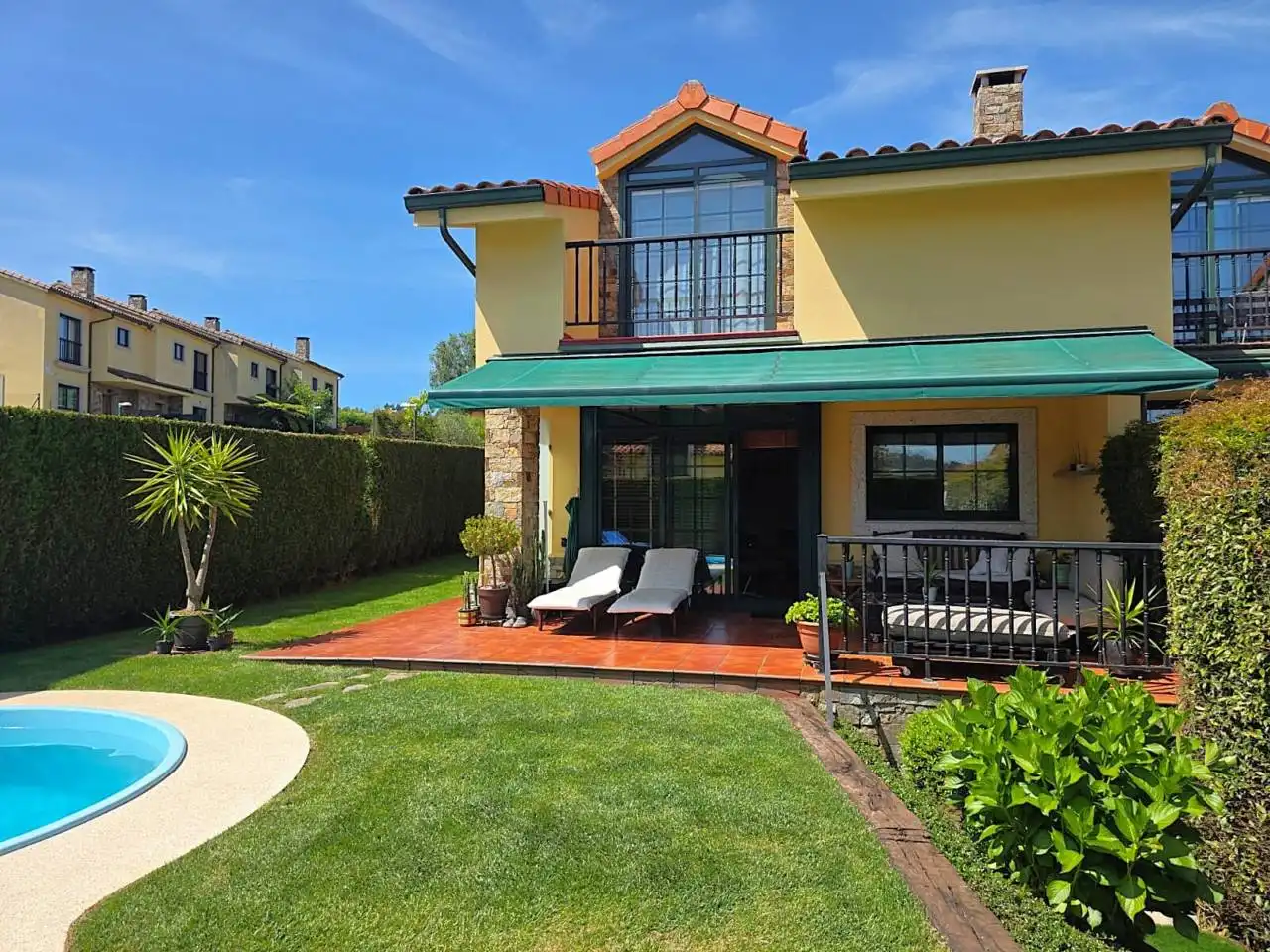 Terrasse von Einfamilien-Reihenhaus zum Verkauf in Sada (A Coruña) mit Klimaanlage, Heizung und Privatgarten