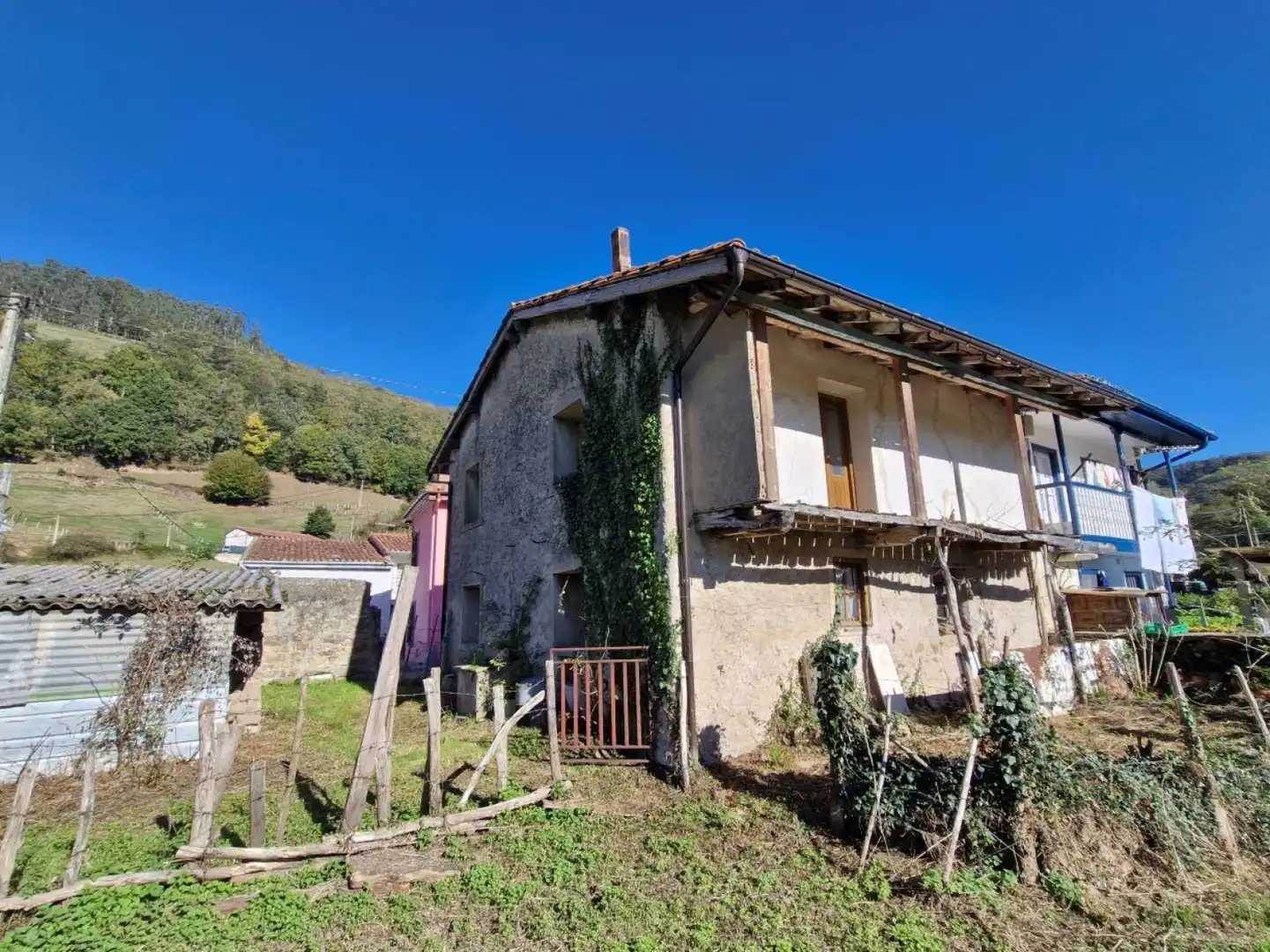 Außenansicht von Einfamilien-Reihenhaus zum Verkauf in Arenas de Iguña mit Privatgarten und Balkon
