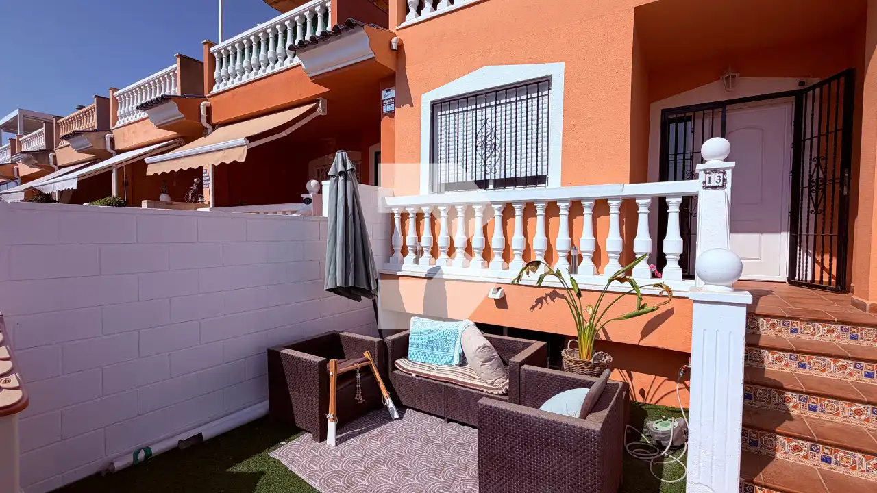 Terrasse von Einfamilien-Reihenhaus zum Verkauf in Mutxamel mit Klimaanlage, Heizung und Terrasse