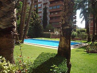 Swimming pool of Flat to rent in  Barcelona Capital  with Air Conditioner, Heating and Terrace