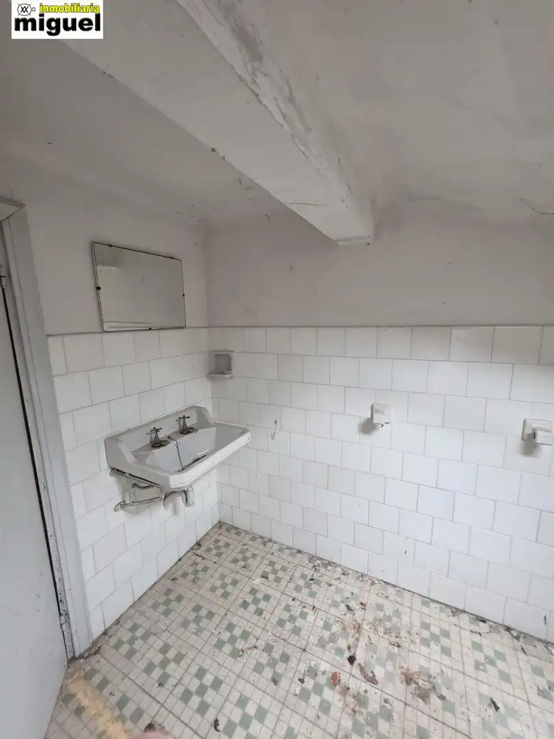 Baño de Finca rústica en venta en Peñamellera Baja con Jardín privado y Terraza
