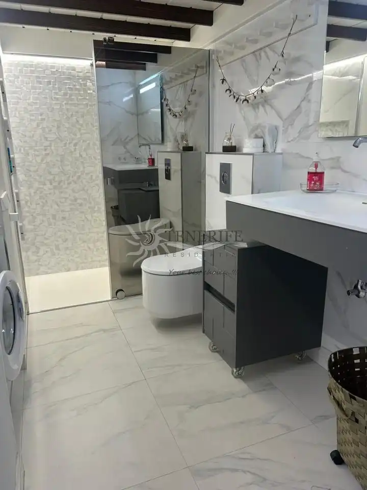 Baño de Piso en venta en Arona con Aire acondicionado, Terraza y Amueblado