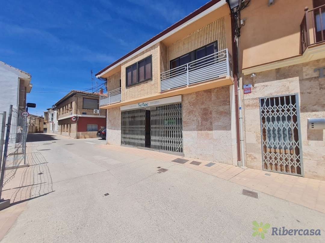 Vista exterior de Local de alquiler en Cortes