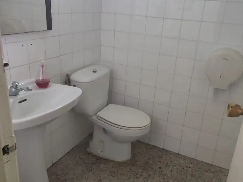 Baño de Local de alquiler en Vigo  con Terraza y Amueblado