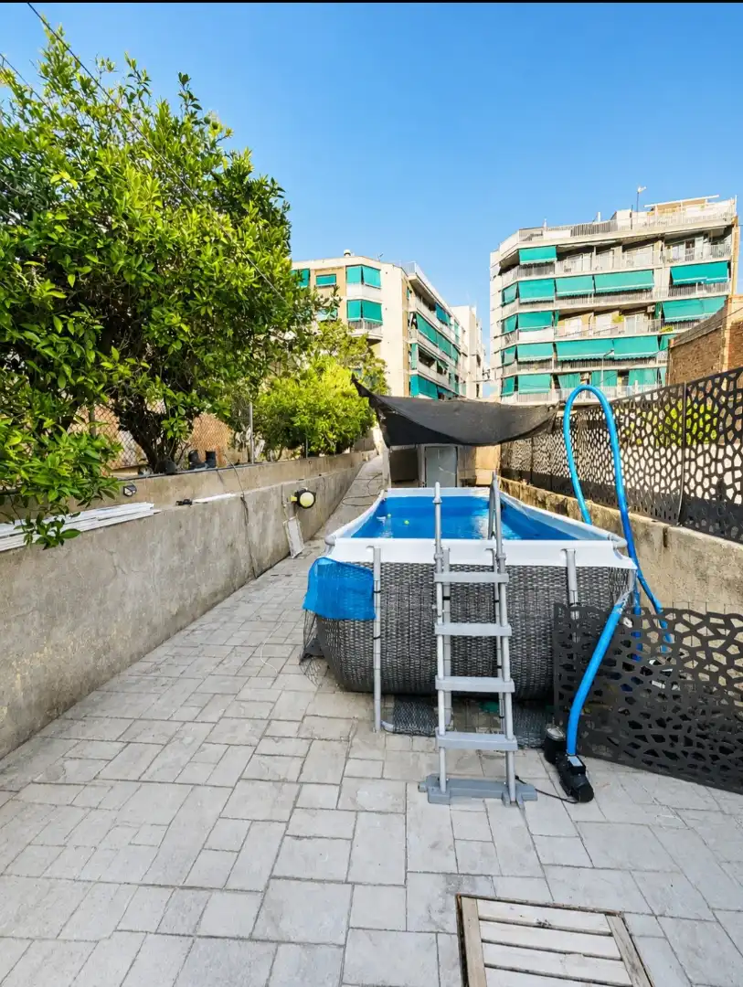 Piscina de Casa o xalet en venda en Santa Coloma de Gramenet amb Aire condicionat, Calefacció i Jardí privat