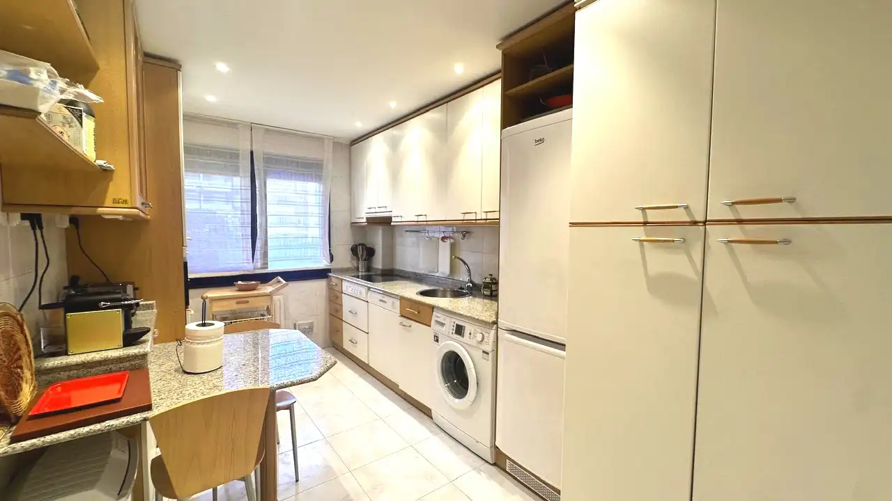 Cocina de Piso en venta en Castro-Urdiales con Calefacción, Trastero y Amueblado