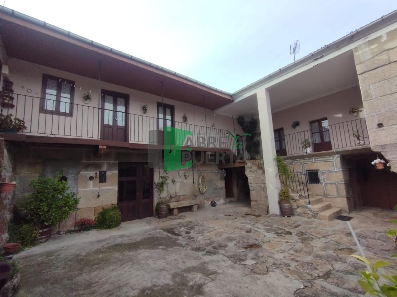 Vista exterior de Casa o xalet en venda en Punxín amb Jardí privat, Moblat i Balcó