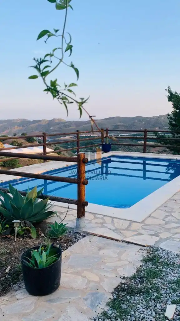 Casa rústica con piscina en venta en Iznate