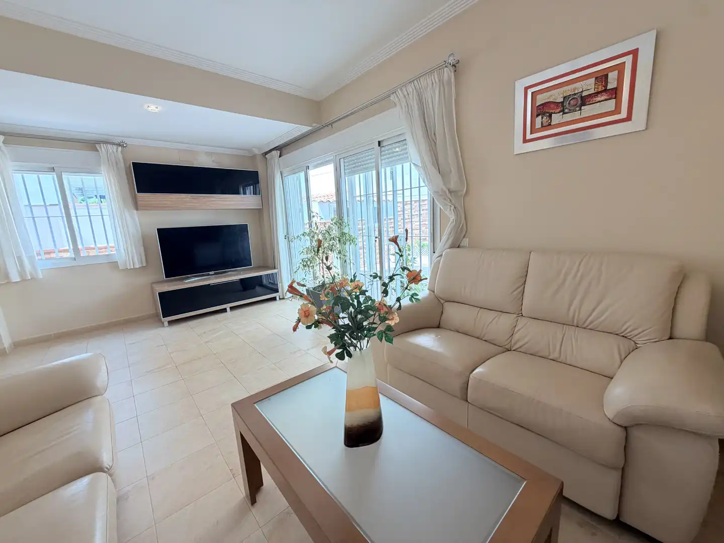 Sala d'estar de Casa o xalet en venda en Espartinas amb Aire condicionat, Terrassa i Traster