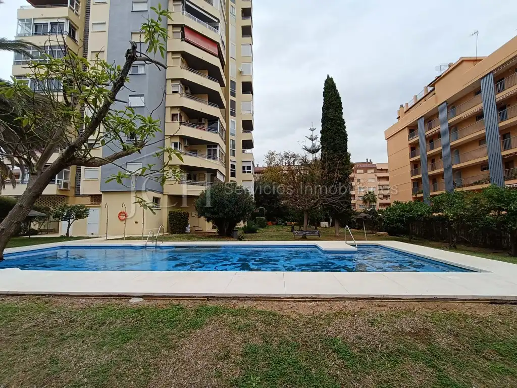 Piscina de Piso en venta en Fuengirola con Piscina, Horno y Lavadora