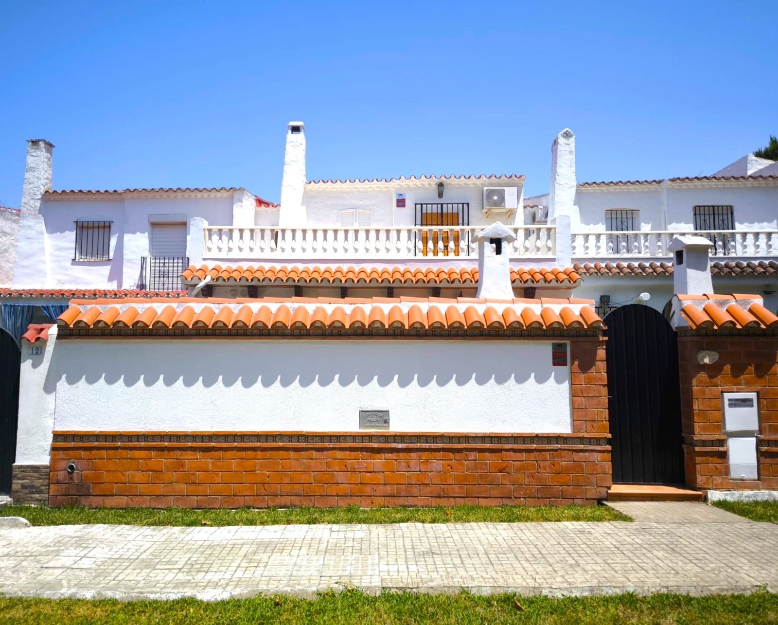 Vista exterior de Casa adosada en venda en Chiclana de la Frontera amb Aire condicionat, Jardí privat i Moblat