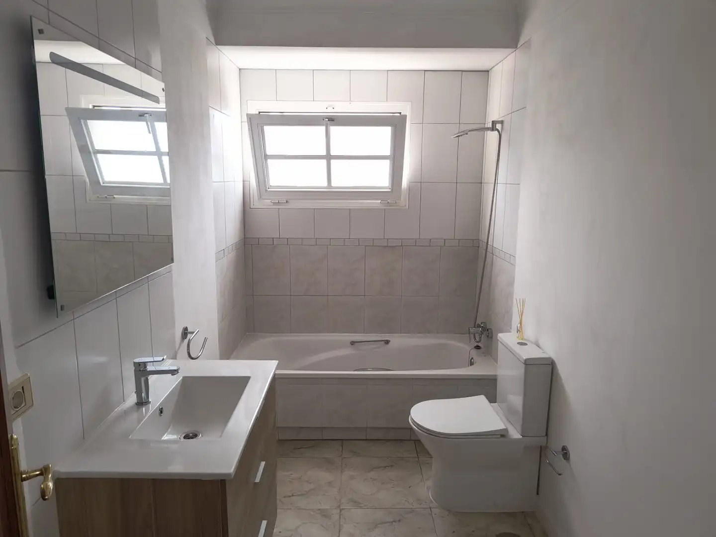 Badezimmer von Einfamilien-Reihenhaus zum Verkauf in Puerto de la Cruz mit Abstellraum, Ofen und Balkon