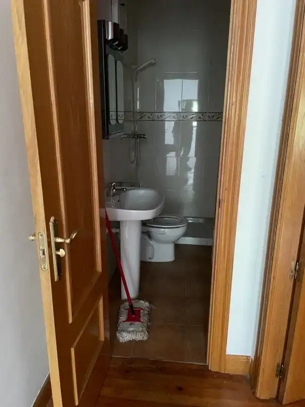 Badezimmer von Fabrikhallen zur Miete in Asteasu