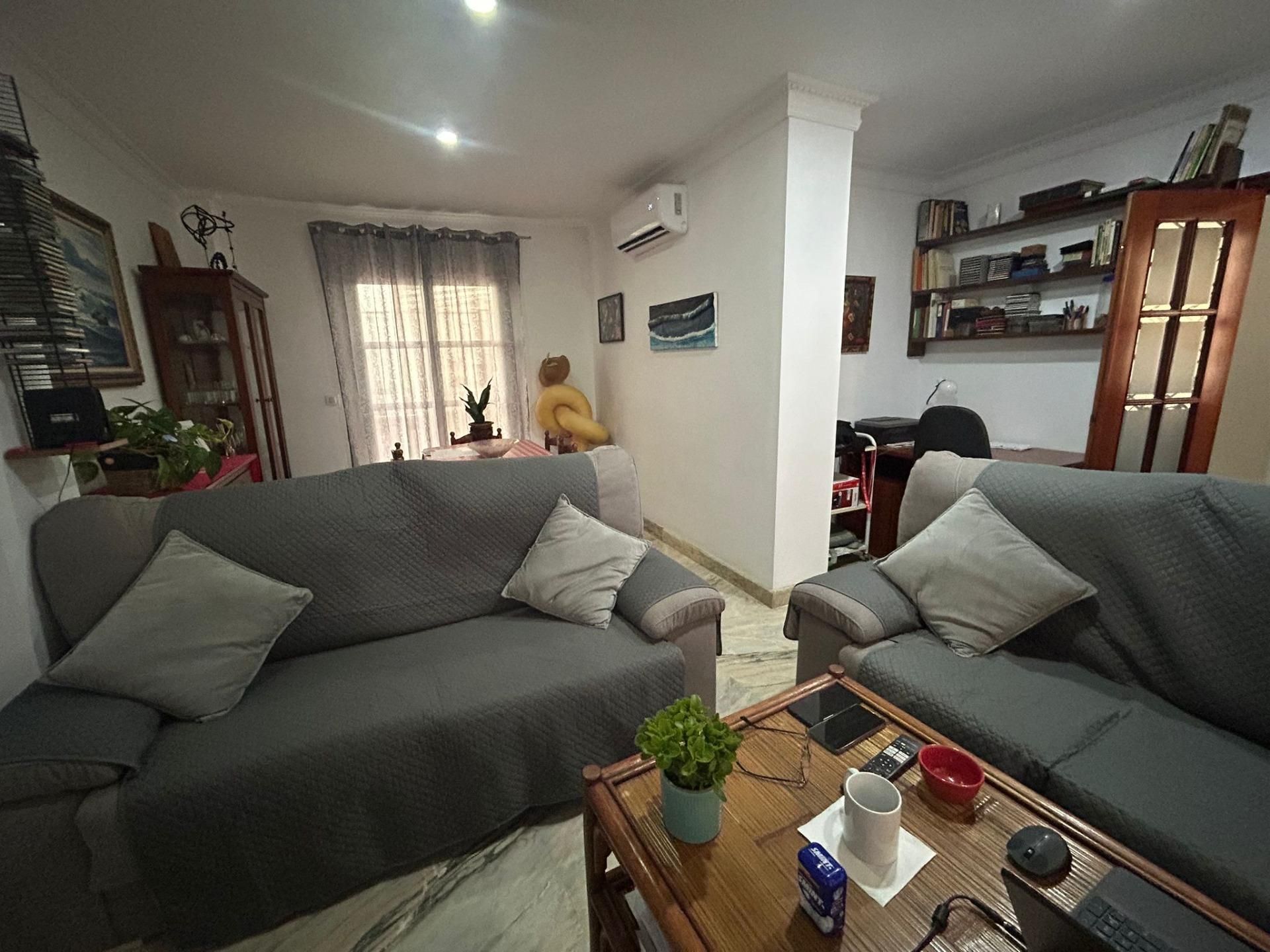 Sala d'estar de Casa adosada en venda en Chiclana de la Frontera amb Aire condicionat i Balcó