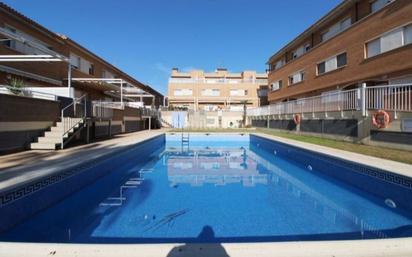 Piscina de Casa adosada en venda en Cubelles amb Aire condicionat, Jardí privat i Piscina