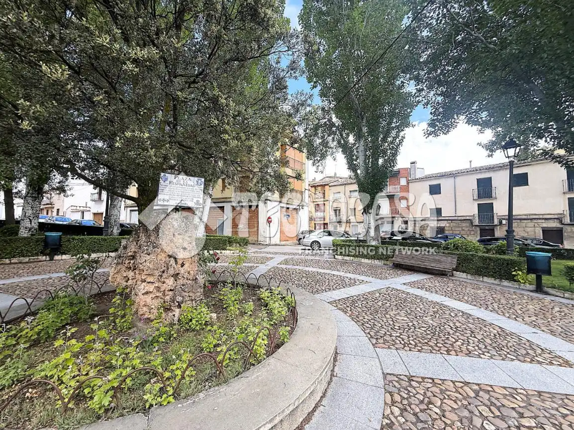 Vista exterior de Casa adosada en venta en Huete con Calefacción, Amueblado y Piscina comunitaria