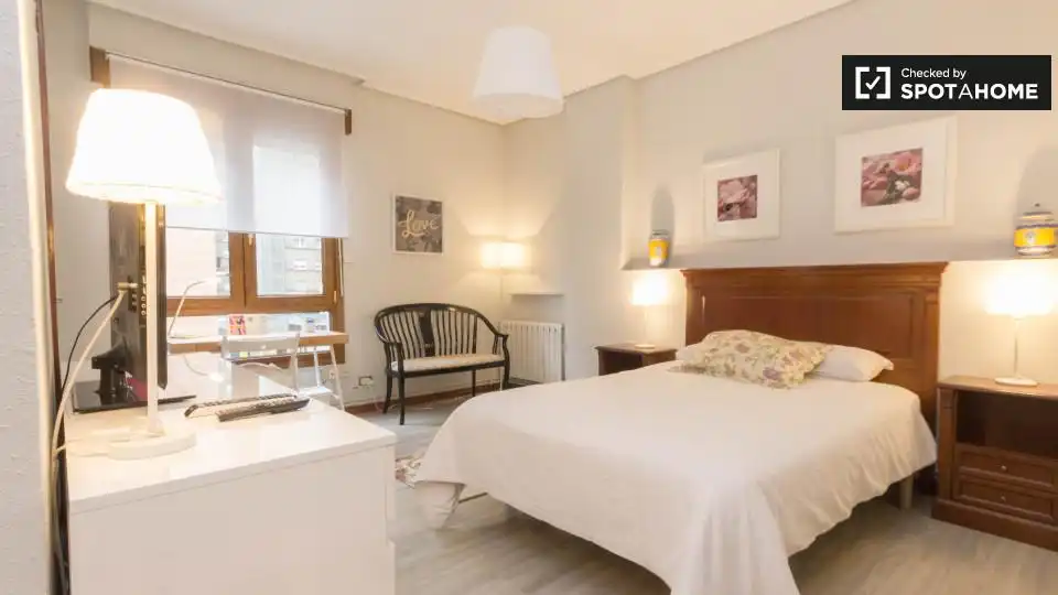 Schlafzimmer von Wohnung zur Miete in Bilbao  mit Klimaanlage, Heizung und Möbliert