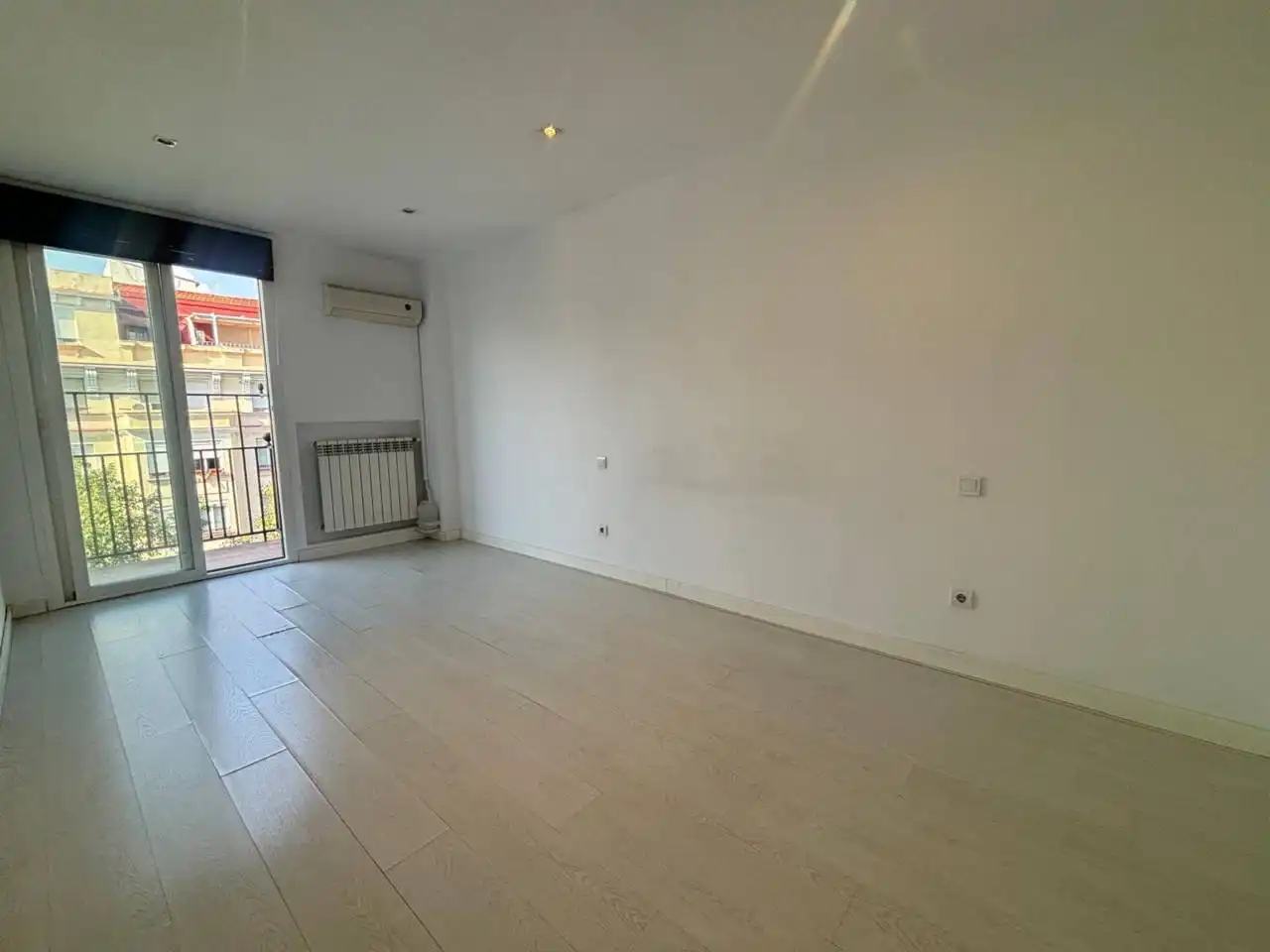 Schlafzimmer von Dachboden zur Miete in Madrid mit Klimaanlage, Heizung und Parkett