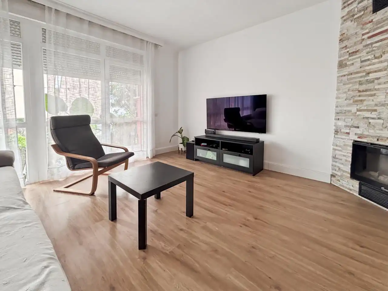 Sala d'estar de Casa o xalet en venda en Collado Mediano amb Aire condicionat, Terrassa i Piscina comunitària