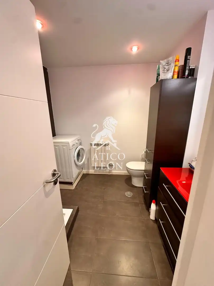 Baño de Casa adosada en venta en San Andrés del Rabanedo con Calefacción, Jardín privado y Parquet