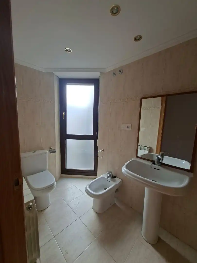 Badezimmer von Wohnung zum Verkauf in Salvatierra / Agurain mit Parkett und Abstellraum