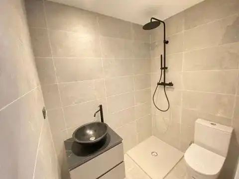 Badezimmer von Wohnung zur Miete in Barcelona mit Klimaanlage, Heizung und Ofen