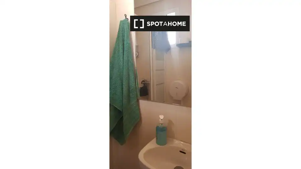 Bathroom of Flat for share in Córdoba  with Air Conditioner, Heating and Terrace