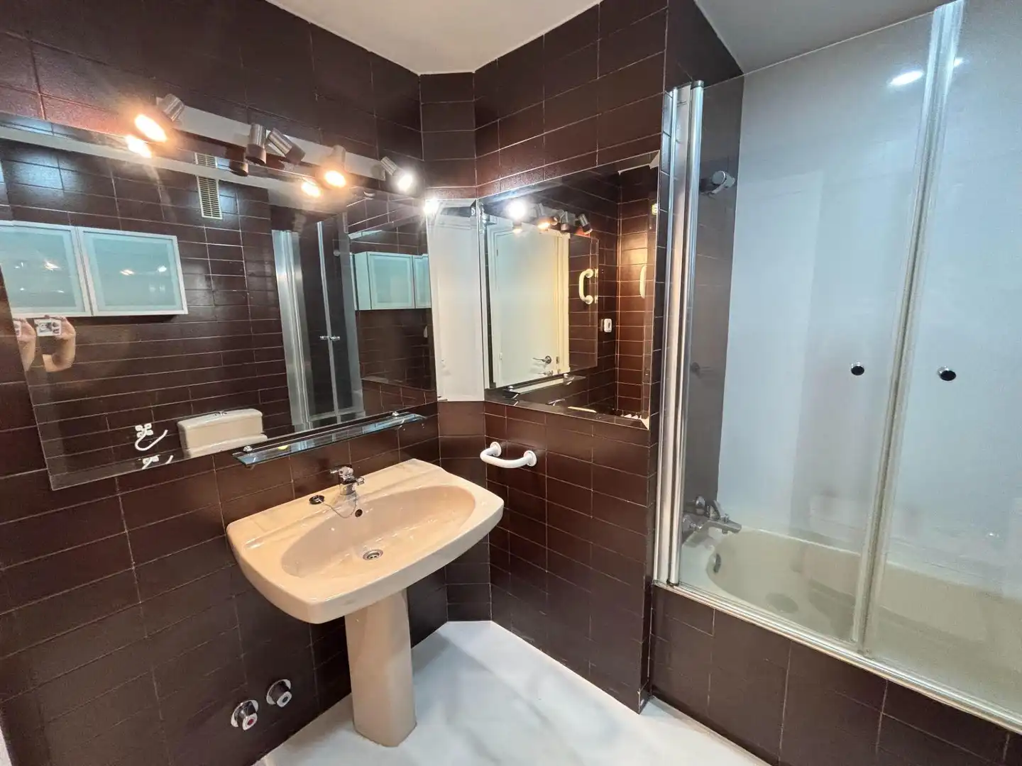 Bathroom of Flat for rent in Madrid  with Air Conditioner, Heating and Private garden