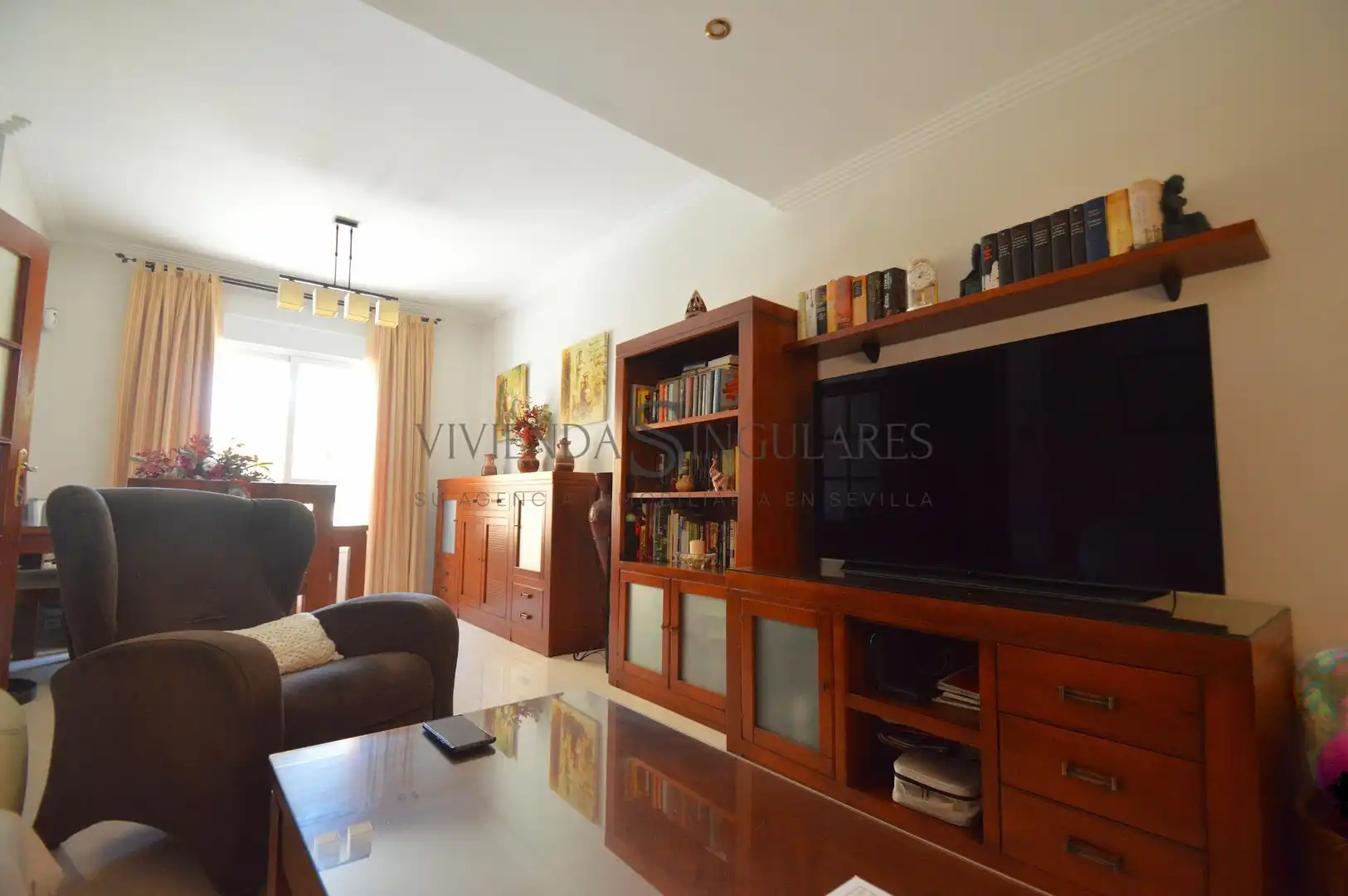 Sala d'estar de Casa adosada en venda en Alcalá de Guadaira amb Aire condicionat, Jardí privat i Terrassa