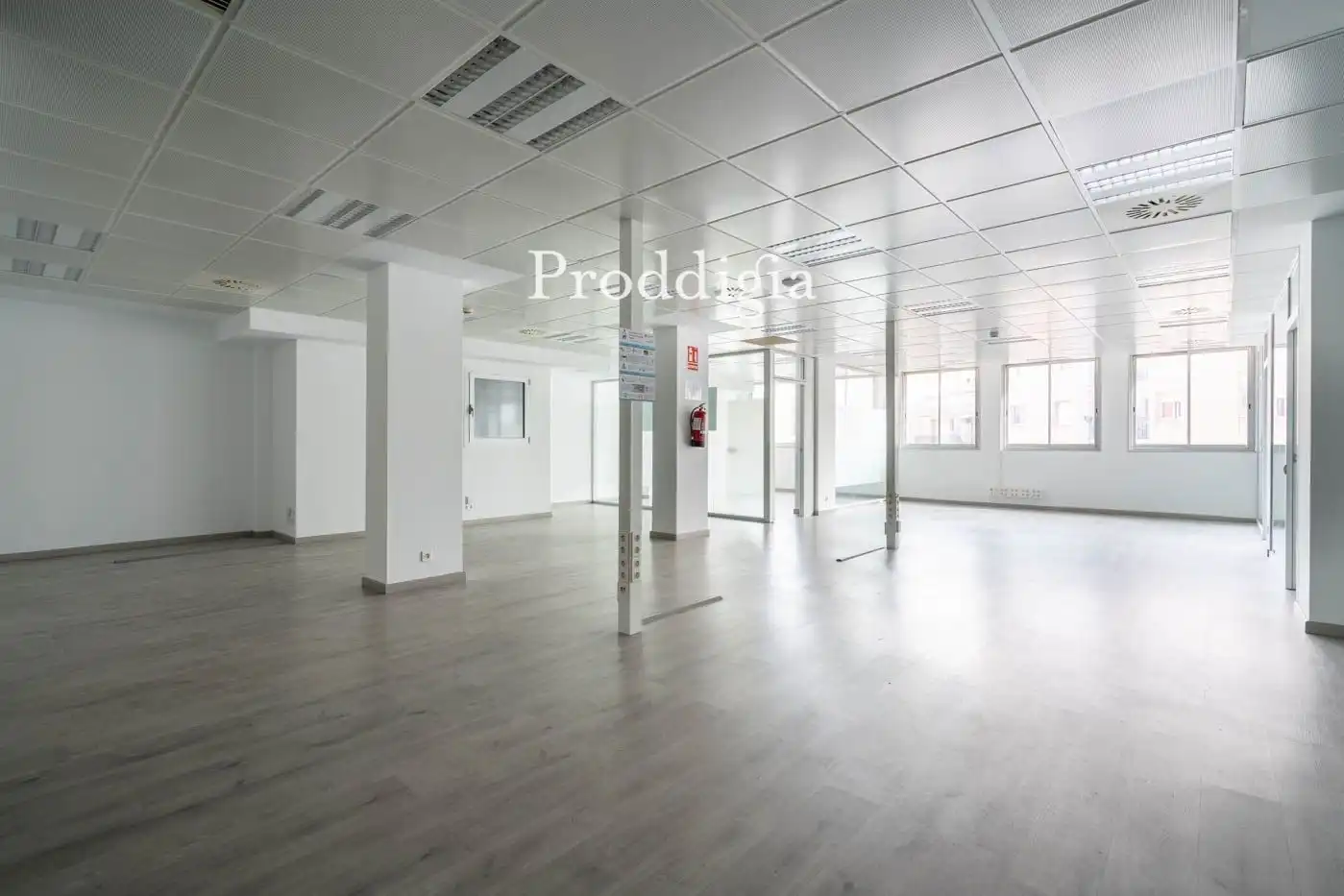 Büro zur Miete in Barcelona mit Klimaanlage, Heizung und Alarm