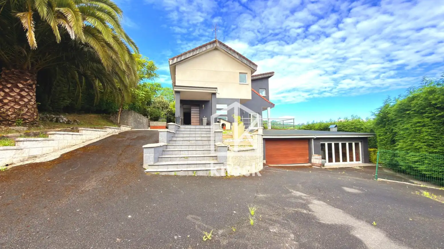 Vista exterior de Casa o xalet en venda en Oviedo  amb Calefacció, Parquet i Terrassa