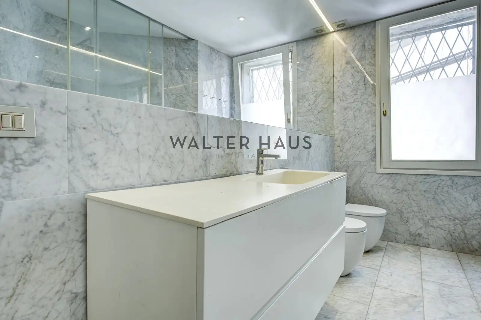 Bathroom of Flat for sale in Barcelona  with Air Conditioner, Terrace and Balcony