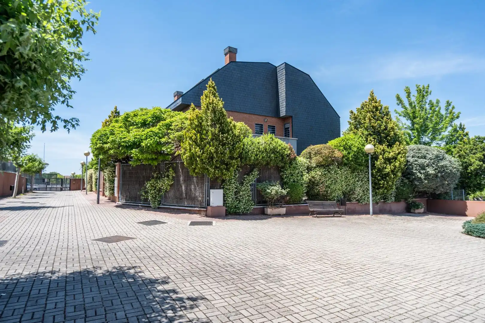 Vista exterior de Casa adosada en venda en Las Rozas de Madrid amb Aire condicionat, Calefacció i Jardí privat