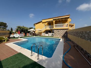 Chalet con piscina en venta en Plaça Poligono 12 52