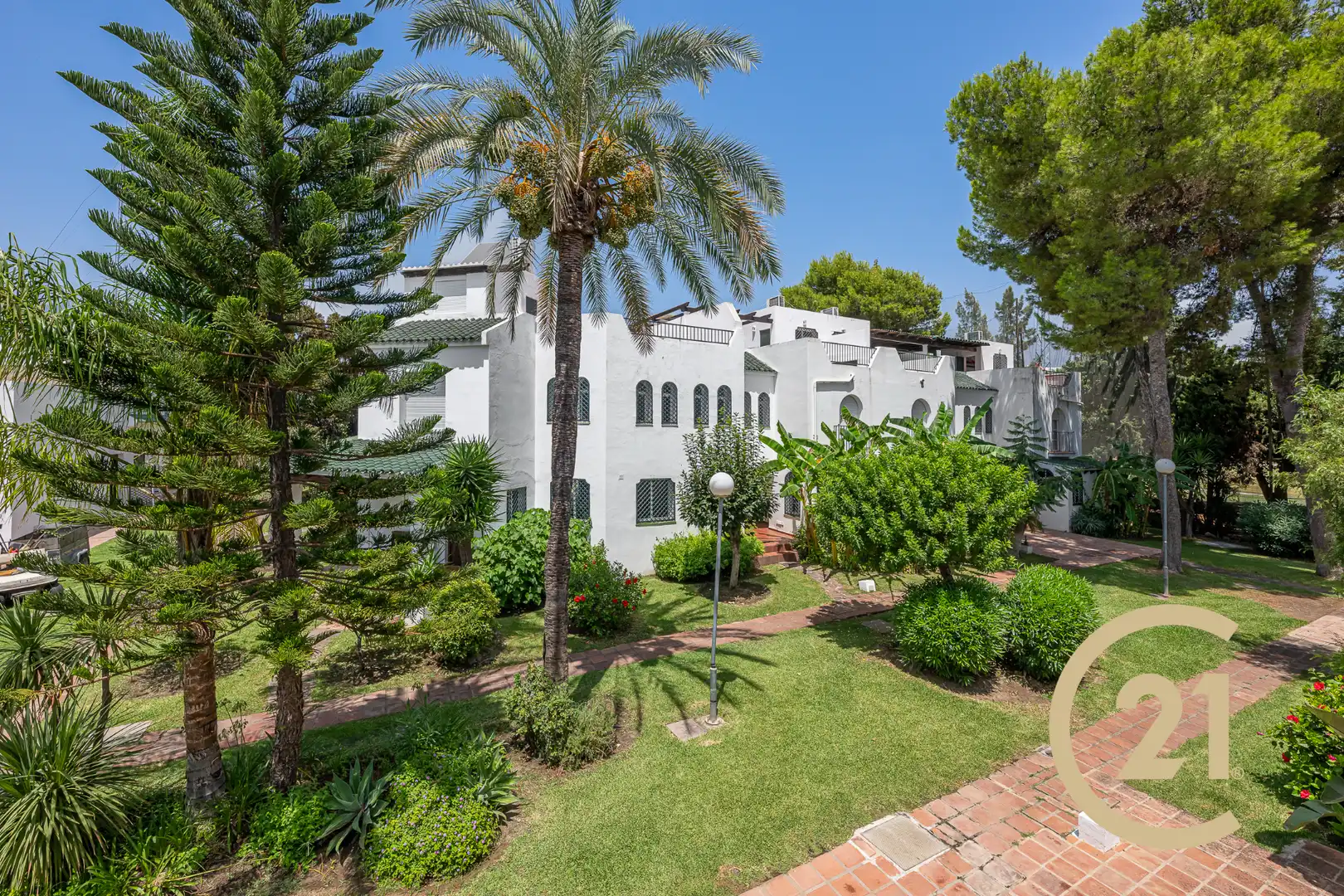Vista exterior de Casa adosada en venta en Marbella con Aire acondicionado, Terraza y Piscina comunitaria
